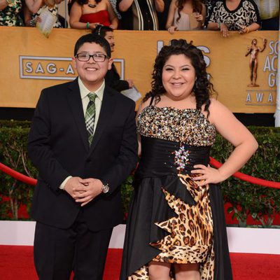 Rico Rodriguez y Raini Rodriguez en los SAG 2014