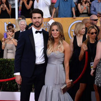 Ryan Sweeting y Kaley Cuoco en los SAG 2014