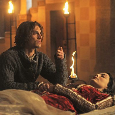 Julieta permanece dormida junto a Romeo en 'Romeo y Julieta'
