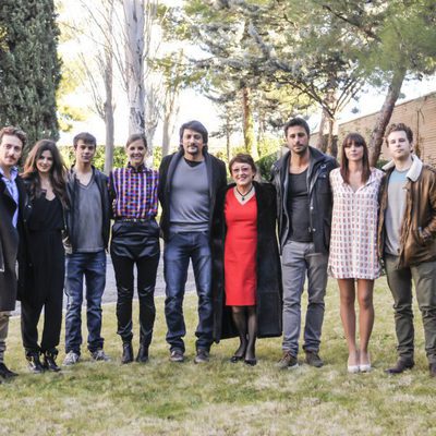 El elenco de 'El corazón del océano' posa junto a la autora del libro