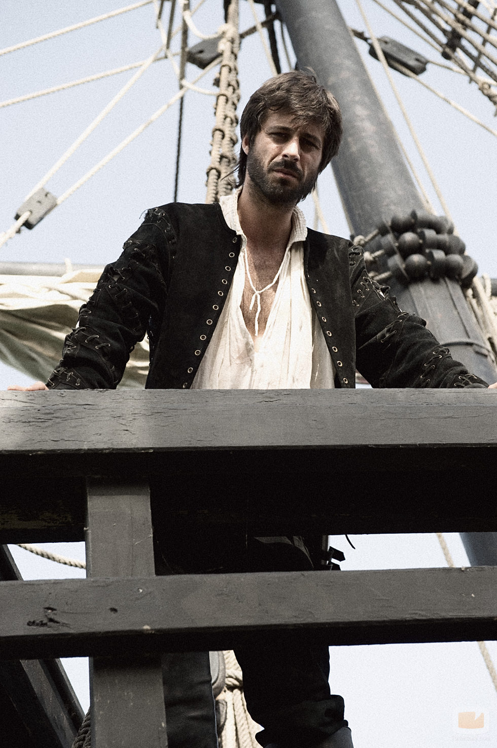 Hugo Silva en uno de los barcos de 'El corazón del océano'