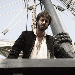 Hugo Silva en uno de los barcos de 'El corazón del océano'