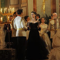 Vittoria Puccini y Santiago Cabrera en la TV movie 'Anna Karenina'