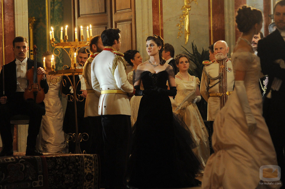 Vittoria Puccini y Santiago Cabrera en la TV movie 'Anna Karenina'