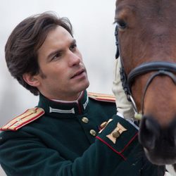 El conde Aleksei Vronsky junto a un caballo en 'Anna Karenina'