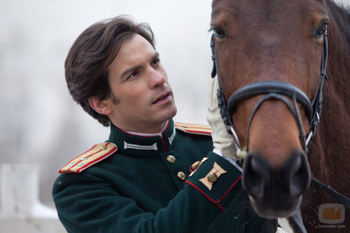 El conde Aleksei Vronsky junto a un caballo en 'Anna Karenina'