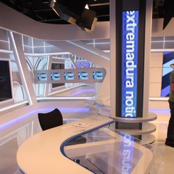 Mesa del nuevo plató del informativo de Canal Extremadura TV