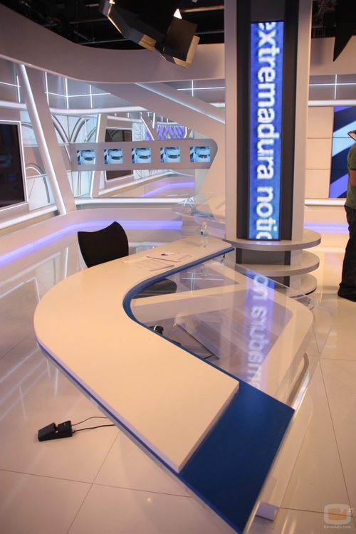 Mesa del nuevo plató del informativo de Canal Extremadura TV
