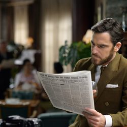 Diego Tudela lee el periódico en 'Amar es para siempre'