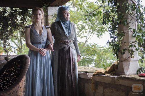Margaery Tyrell y su abuela, la Reina de las Espinas, en la cuarta temporada de 'Juego de tronos'