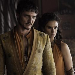 Pedro Pascal e Indira Varma son Oberyn Martell y Ellaria Arena en 'Juego de tronos'