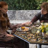 Sansa habla con su marido Tyrion en la cuarta temporada de 'Juego de tronos'