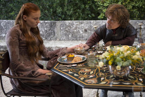 Sansa habla con su marido Tyrion en la cuarta temporada de 'Juego de tronos'