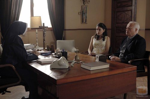 Paquita y Miguel ante una monja en 'Cuéntame cómo pasó'