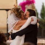 Estela Reynolds y Fermín Trujillo se besan en su boda en 'La que se avecina'