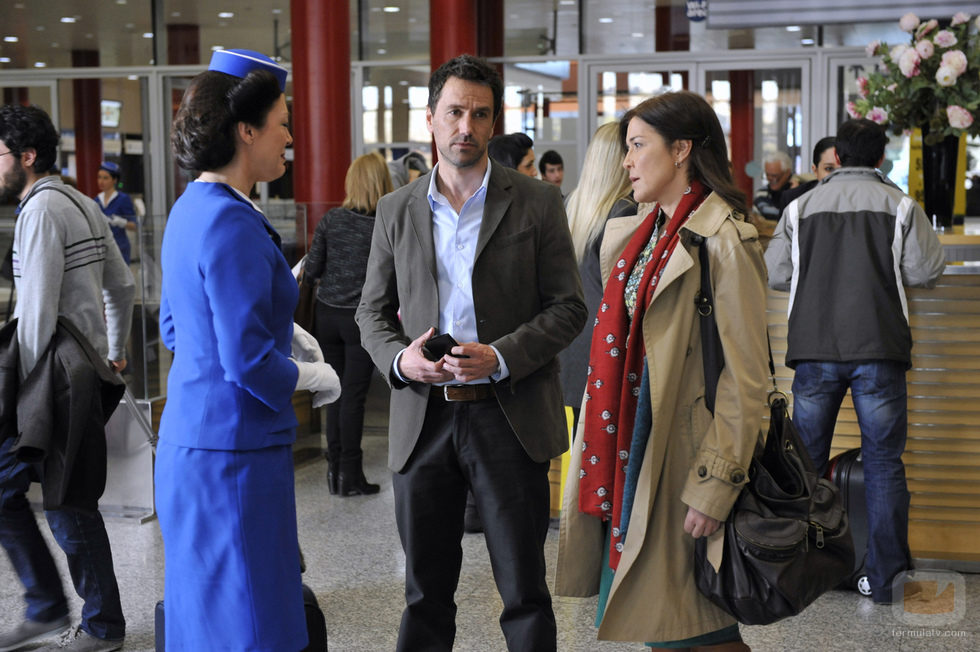 Laura Lebrel en un aeropuerto en 'Los misterios de Laura'
