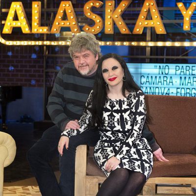 Alaska y Javier Coronas son los presentadores de 'Alaska y Coronas'