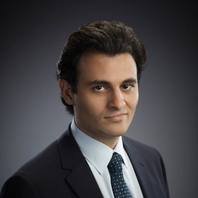 Arian Moayed es Corey en 'Believe'