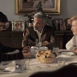 Carlos come con sus padres en 'Cuéntame cómo pasó'