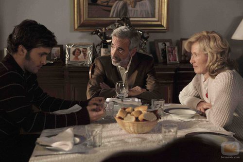 Carlos come con sus padres en 'Cuéntame cómo pasó'