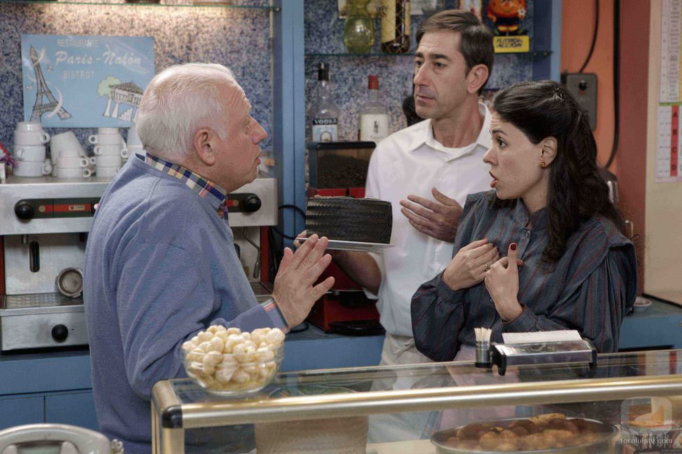 Miguel y Paquita discuten en el bistró de 'Cuéntame cómo pasó'