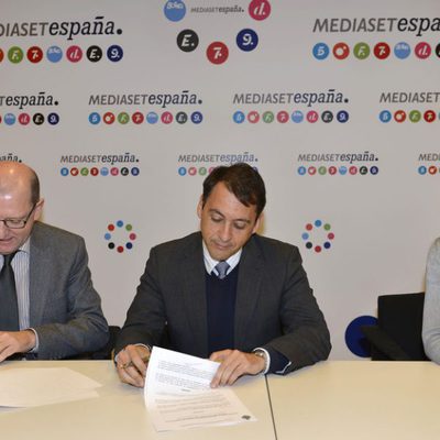 Manuel Villanueva, José Manuel Bermúdez y Patricia Marco firmando un acuerdo de La Siete
