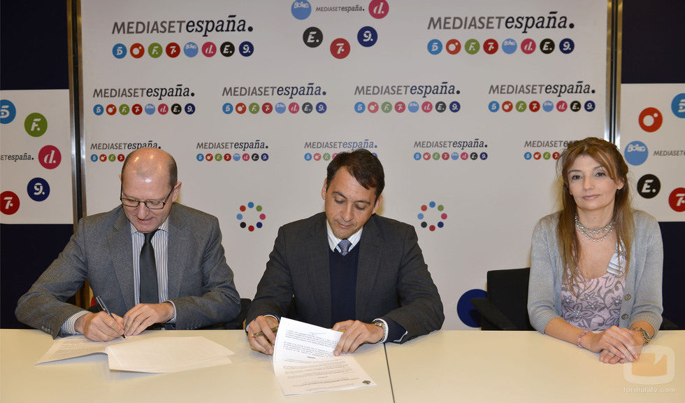 Manuel Villanueva, José Manuel Bermúdez y Patricia Marco firmando un acuerdo de La Siete