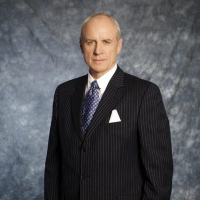 El actor Alan Dale es Bradford Meade en 'Ugly Betty'