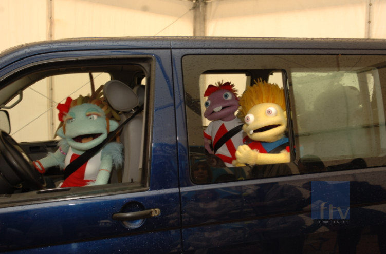 Los Lunnis en un coche azul