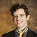 Michael Urie posa para 'Ugly Betty'
