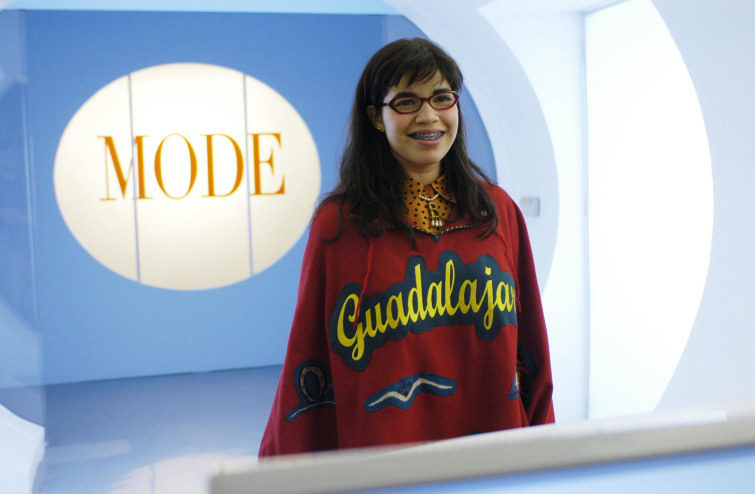 America Ferrera con su poncho en 'Ugly Betty'