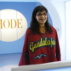 America Ferrera con su poncho en 'Ugly Betty'