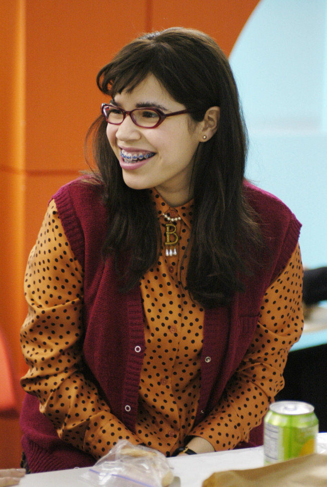 America Ferrera sonríe con brackets en 'Ugly Betty'