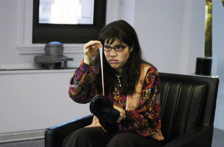 America Ferrera mira con cara de asco en 'Ugly Betty'