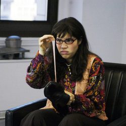 America Ferrera mira con cara de asco en 'Ugly Betty'