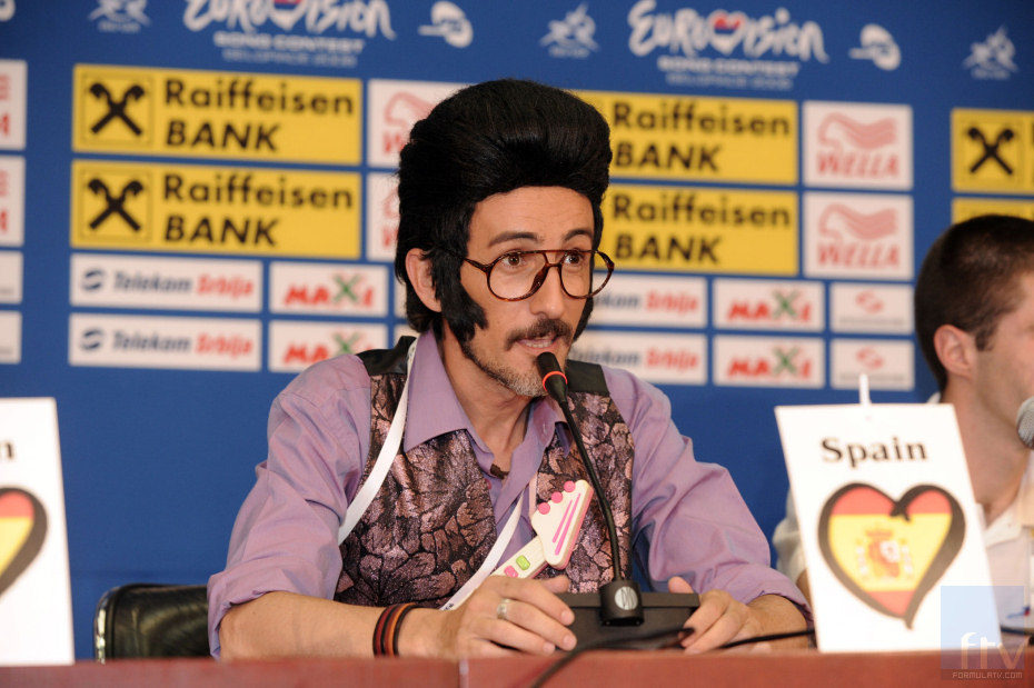 Chikilicuatre en rueda de prensa en la presentación de su canción