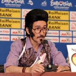 Chikilicuatre en rueda de prensa en la presentación de su canción