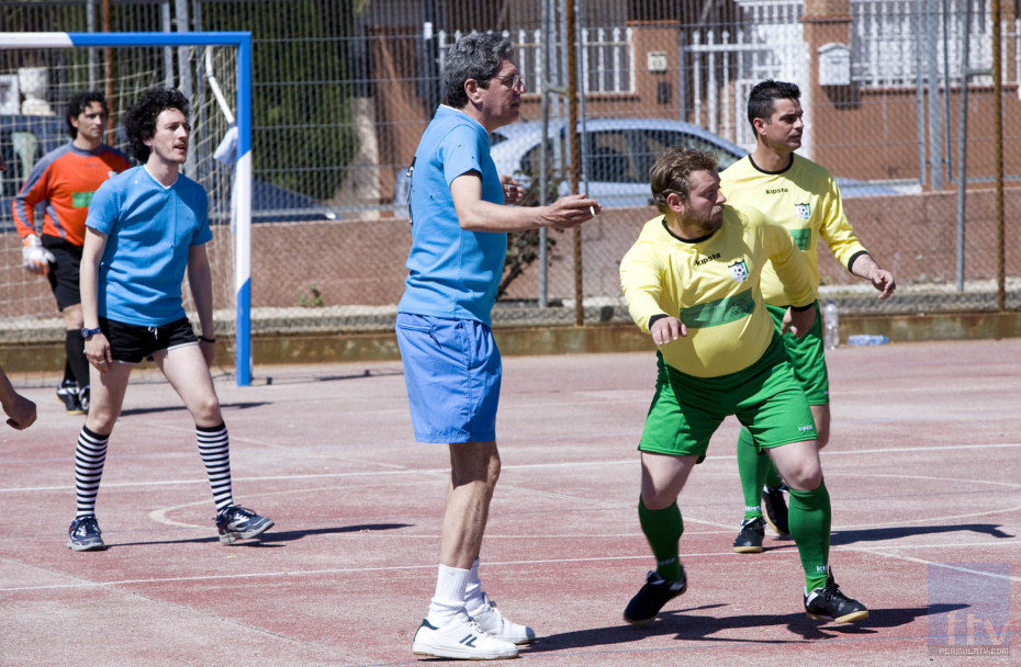 Antonio Dechent e Iván Massagué jugando al fútbol en 'La familia Mata'