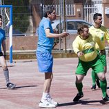 Antonio Dechent e Iván Massagué jugando al fútbol en 'La familia Mata'