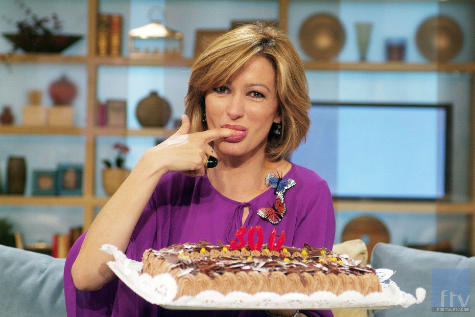 Susanna Griso prueba la tarta de los 300 programas de 'Espejo público'
