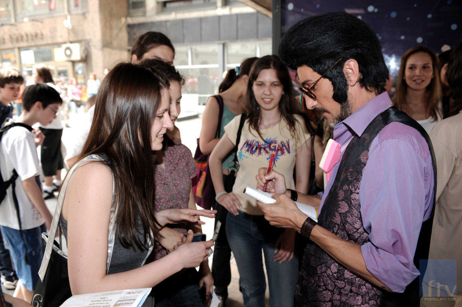 Chikilicuatre firma autógrafos