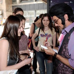 Chikilicuatre firma autógrafos