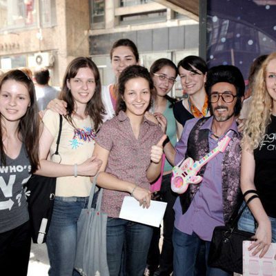 Chikilicuatre posa con sus fans