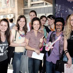 Chikilicuatre posa con sus fans