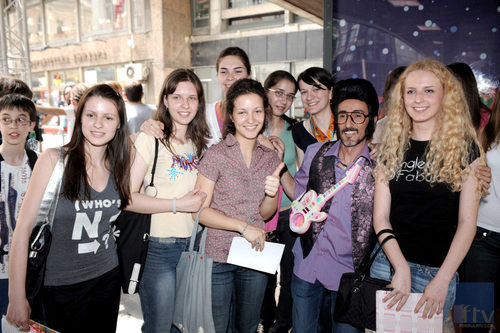 Chikilicuatre posa con sus fans