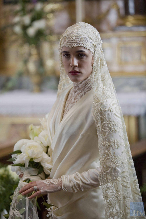 Adriana Ugarte vestida de novia en 'La Señora'