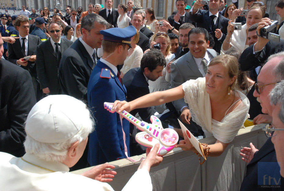El Papa recibe la guitarra de Chikilicuatre