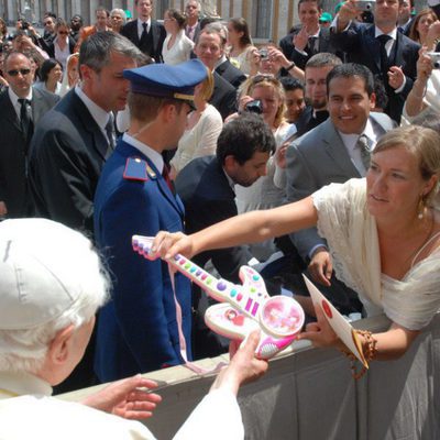 El Papa recibe la guitarra de Chikilicuatre