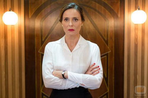 Doña Blanca en el ascensor de 'Velvet'