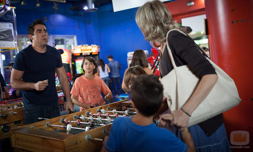 Amador juega al futbolín con unos niños en 'La que se avecina'